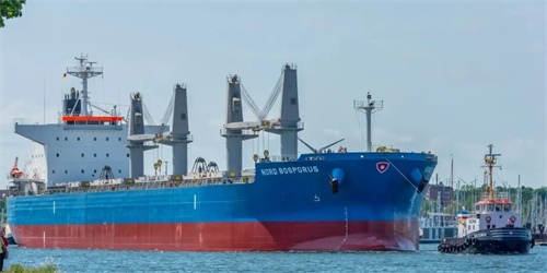 一散貨船及20名船員遭扣！