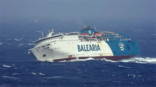 一客滾船遭遇巨浪返航，數十輛汽車受損