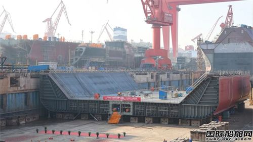 ���|���Aһ��LNG����һ�Ҽ��b�䴬���^��]