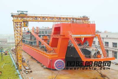 國內最大挖泥船在益陽中海船廠下水
