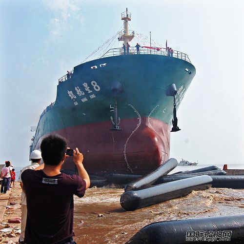 浙江九洲船業(yè)3.3萬噸散貨船下水