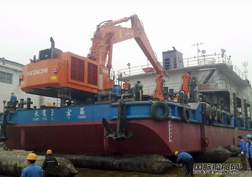 湖南益陽中海船舶一挖泥船下水