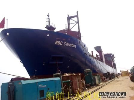東方造船一艘8000噸多用途貨船上水